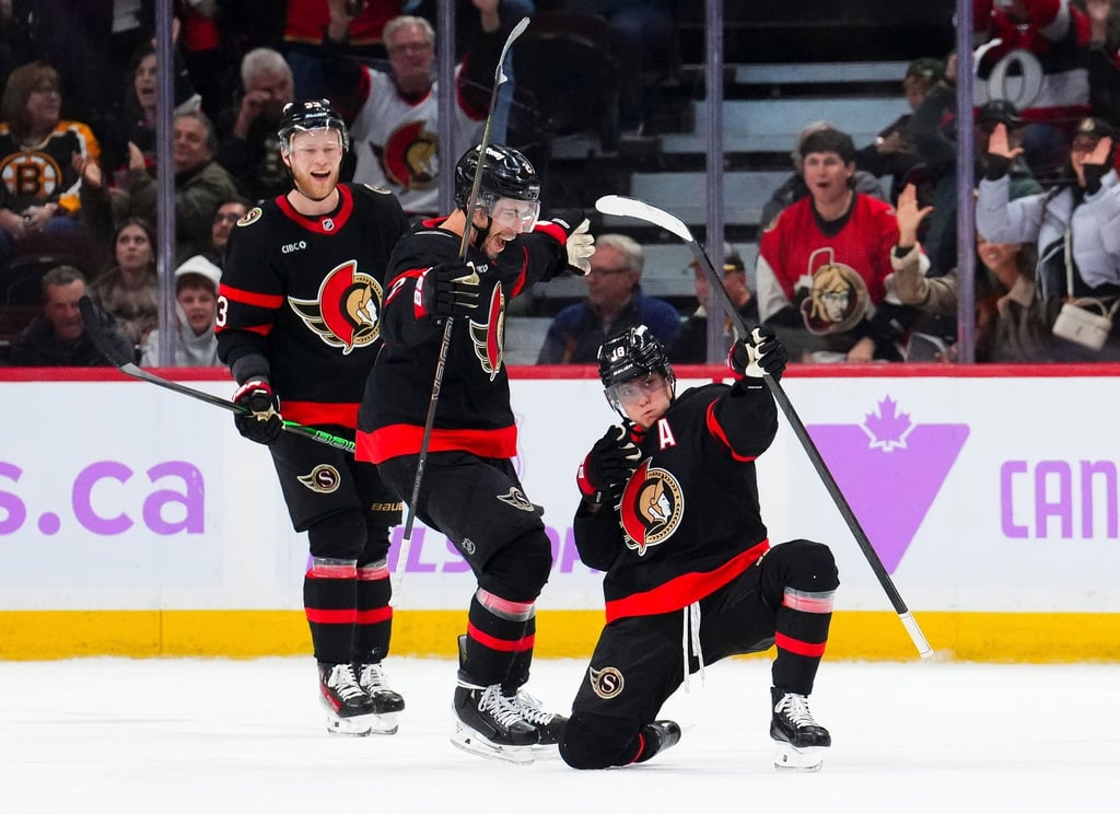 Tim Stützle (rechts) erzielte gegen die Philadelphia Flyers den fünften Treffer in seinen vergangenen fünf Einsätzen. (Archivbild)