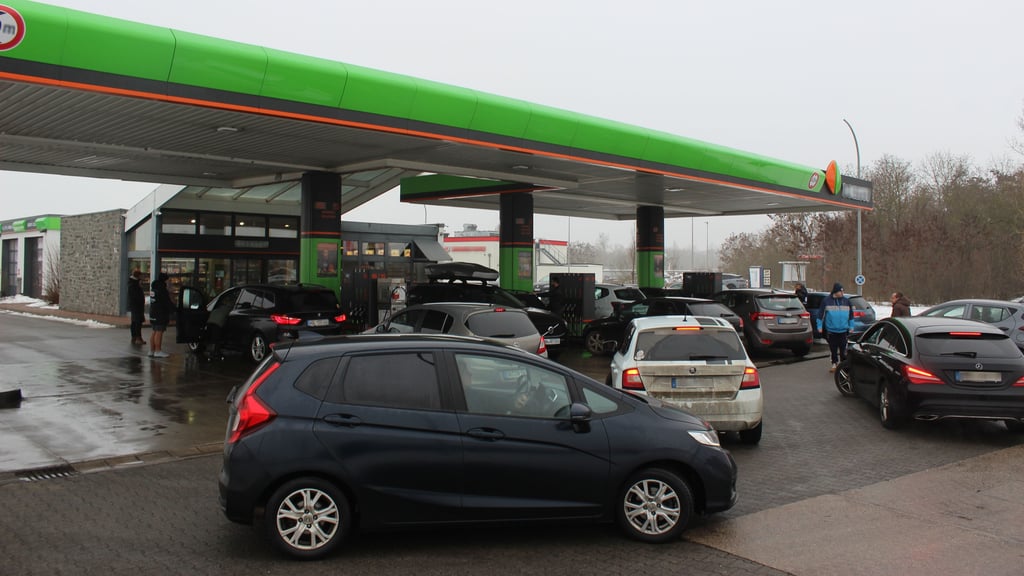 Großer Andrang bei der HEM-Tankstelle in Haldensleben: Radio SAW bezahlt die Tankfüllung – doch nicht jeder Kunde hat Glück.