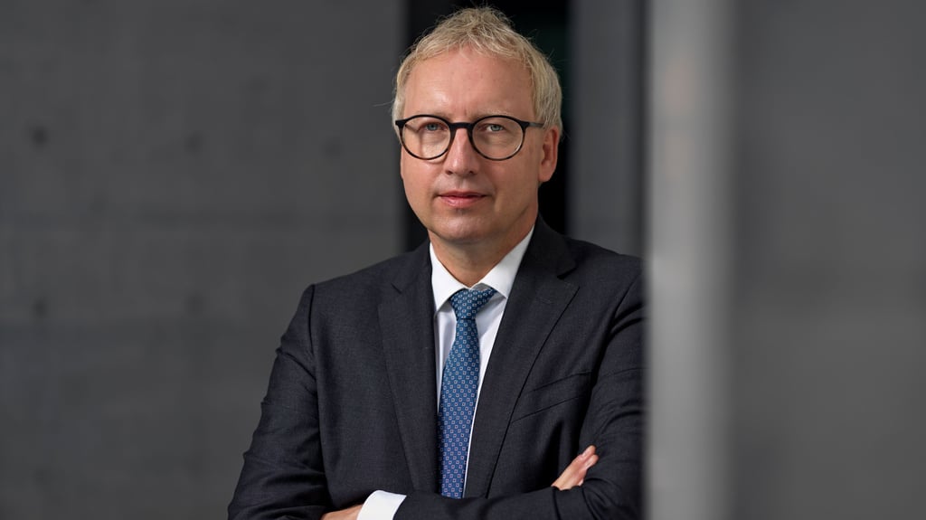 Johannes Varwick, Professor für Politikwissenschaft an der Univerisät Halle.  Mit der deutschen Sicherheitspolitik der letzten Jahre geht er hart ins Gericht. 