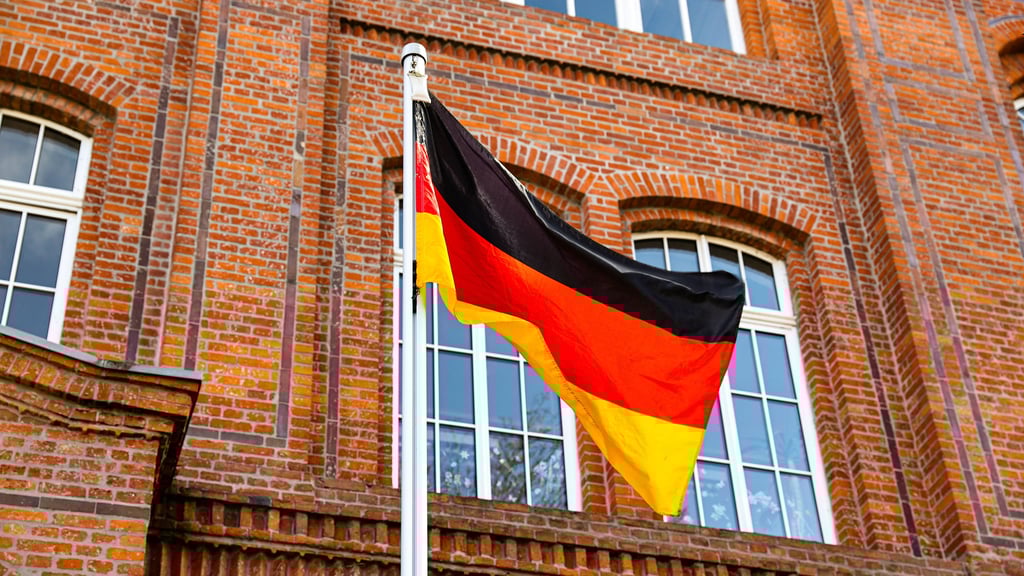 Eine Deutschland-Flagge vor einem Schulgebäude: Im Magdeburger Stadtrat gab es unterschiedliche Auffassungen über eine Dauerbeflaggung.