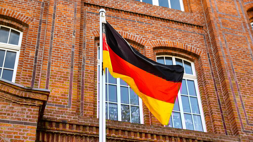 Eine Deutschland-Flagge vor einem Schulgebäude: Im Magdeburger Stadtrat gab es unterschiedliche Auffassungen über eine Dauerbeflaggung.