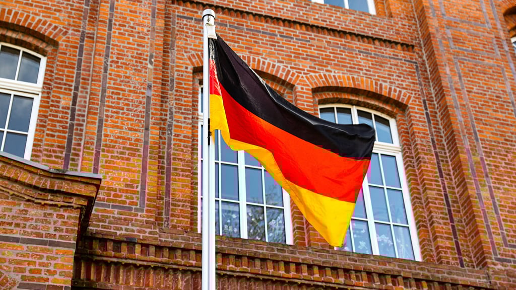 Eine Deutschland-Flagge vor einem Schulgebäude: Im Magdeburger Stadtrat gab es unterschiedliche Auffassungen über eine Dauerbeflaggung.
