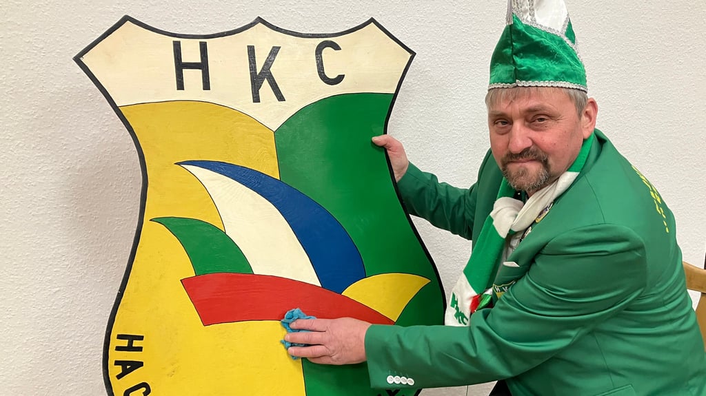 Torsten Müller ist der Präsident des Hackpfüffeler Karnevals Clubs. Er poliert nicht nur das Wappen seines Vereins regelmäßig auf. 