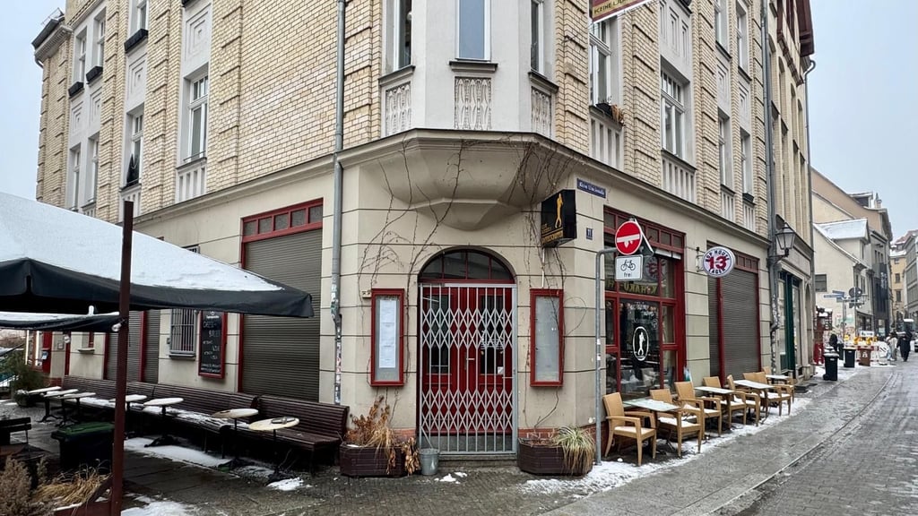 Heruntergezogene Rollladen, Gitter vor der Eingangstür: Seit mindestens zwei Wochen hat der Kaffeeschuppen in der Kleinen Uli geschlossen. Viele Gäste fragen sich: Hat sich damit etwa schon wieder eine Traditionskneipe verabschiedet? 