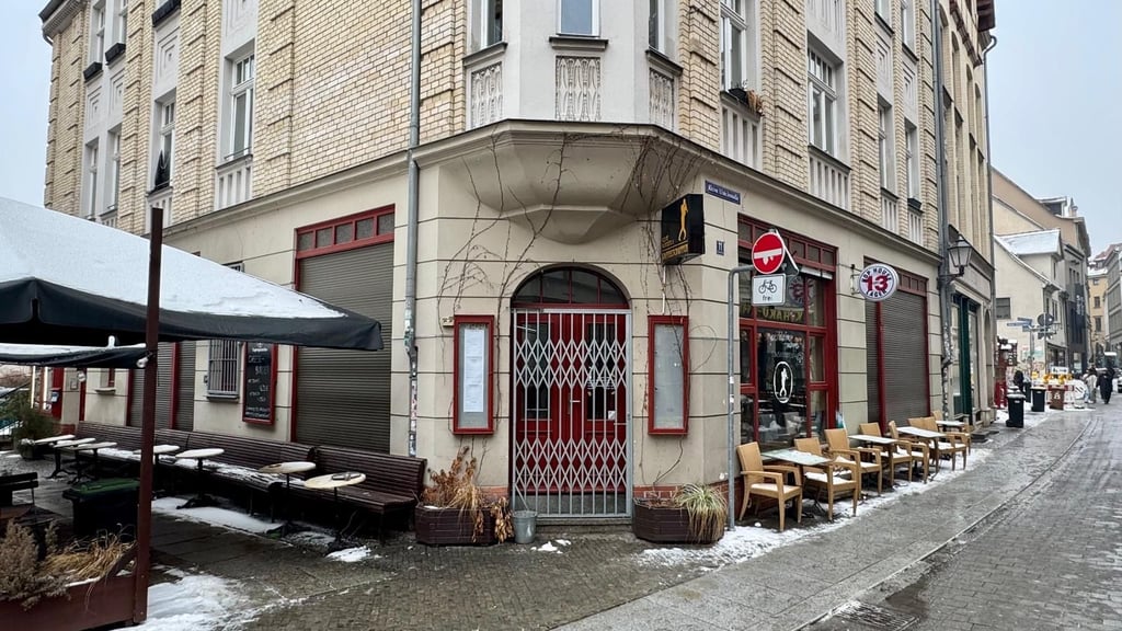 Heruntergezogene Rollladen, Gitter vor der Eingangstür: Seit mindestens zwei Wochen hat der Kaffeeschuppen in der Kleinen Uli in Halle geschlossen. Viele Gäste fragen sich: Hat sich damit etwa schon wieder eine Traditionskneipe verabschiedet?