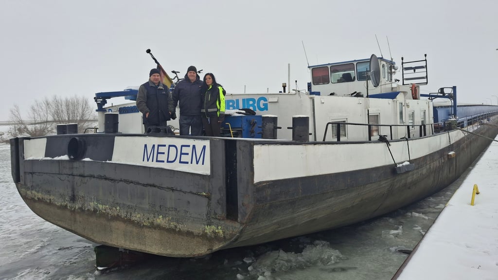 Das Frachtschiff „Medem“ steckt samt der dreiköpfigen Besatzung seit Wochen in Vahldorf fest. Neben Schiffsführer Andrej Gaczynski (links) gehören Steuermann Severin Sudorowski und seine Frau, Matrosin Katarina Kotlecka, zur Crew.