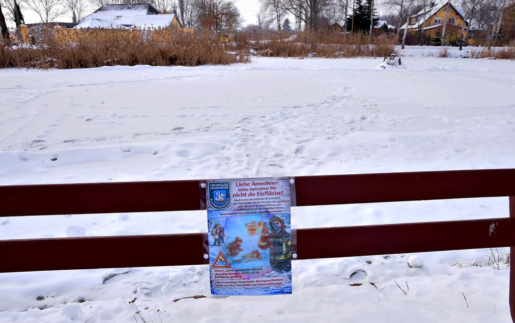 Mit diesem Hinweis am Dorfteich in Kleinpaschleben warnen Feuerwehr und Ortsbürgermeisterin vor den Gefahren. 