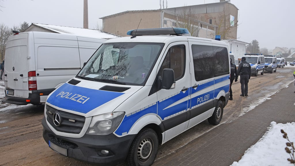 Großeinsatz von Polizei und Zoll an der früheren Großbäckerei in Kalbe.