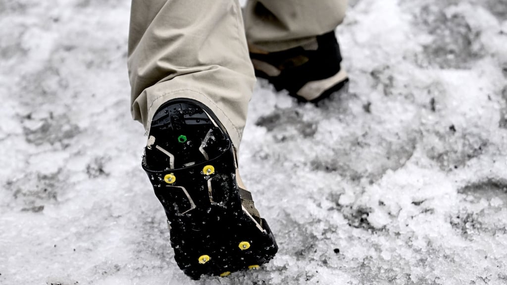 Gegen Schnee und Glätte helfen in Berlin teils nur noch Spikes.