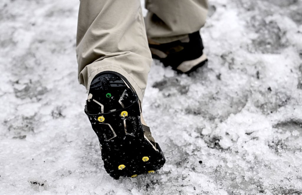 Gegen Schnee und Glätte helfen in Berlin teils nur noch Spikes.