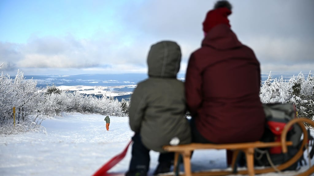 Rodelspaß an Sachsens höchstem Gipfel: Vom Fichtelberg führt eine mehr als 1.700 Meter lange Naturrodelstrecke hinunter nach Oberwiesenthal. (Archivbild)