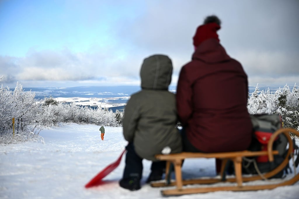Rodelspaß an Sachsens höchstem Gipfel: Vom Fichtelberg führt eine mehr als 1.700 Meter lange Naturrodelstrecke hinunter nach Oberwiesenthal. (Archivbild)