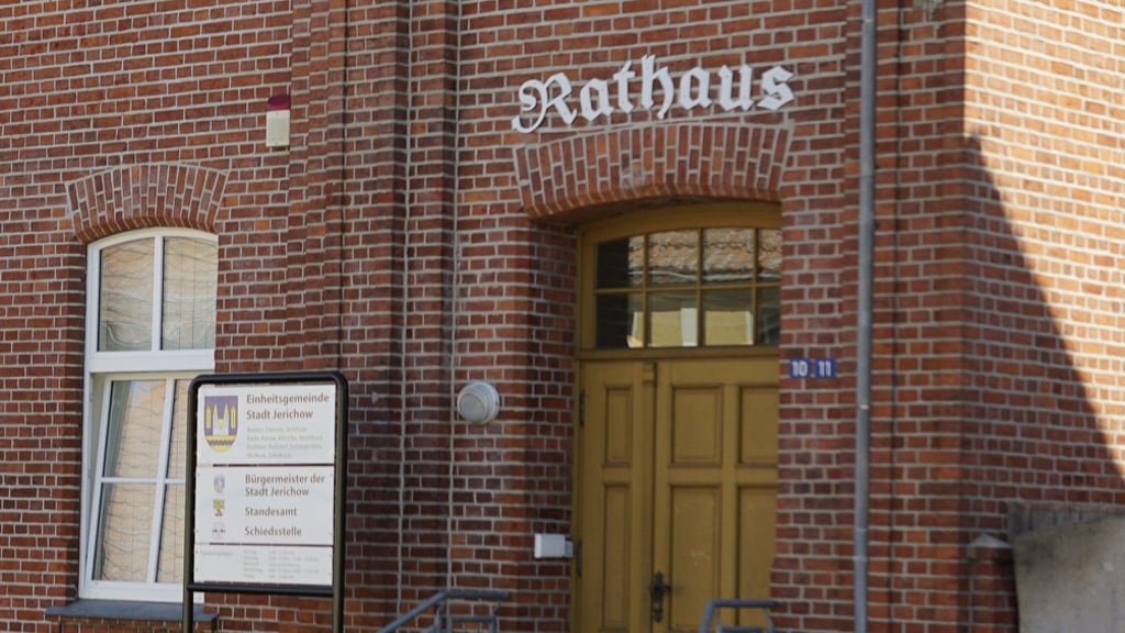 In der Verwaltung in Jerichow brodelt es. 