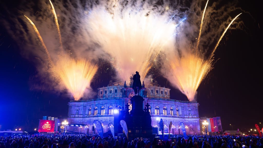 Ein Feuerwerk läutet Sachsens Ballnacht des Jahres in der Dresdner Semperoper ein.