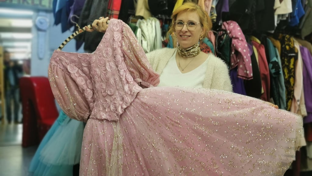 Seit vier Jahren ist Carmen Willke die Herrin der Kostüme im Harztheater in Halberstadt. Wer will, kann sich bei ihr das passende Outfit für den Karneval ausleihen. 