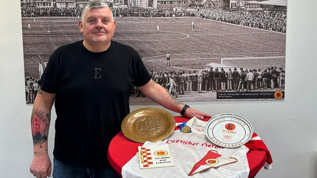 Einheit-Geschäftsstellenleiter Ralf Hahne hat bereits einige Raritäten zusammengetragen: unter anderem ein Trikot aus der Nachwendezeit, einen Erinnerungsteller zum 35-jährigen Bestehen der BSG Einheit Wernigerode, eine Chronik 20 Jahre BSG Einheit und eine Ehrenschale des DTSB.