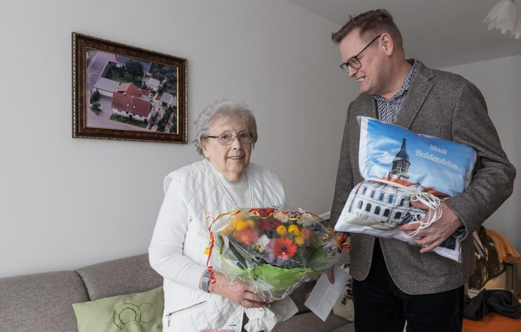 Edeltraut Koch feiert ihren 90. Geburtstag in Haldensleben mit dem stellvertretenden Bürgermeister Oliver Karte.