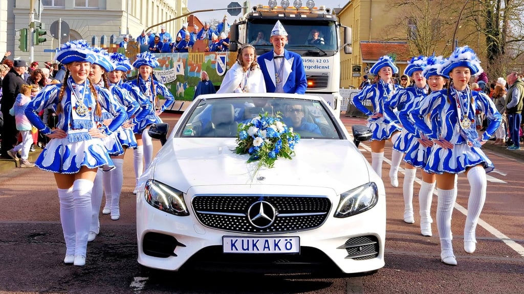Der Rosenmontagsumzug in Köthen: Angeführt vom Kukakö-Prinzenpaar und seinem Gefolge.