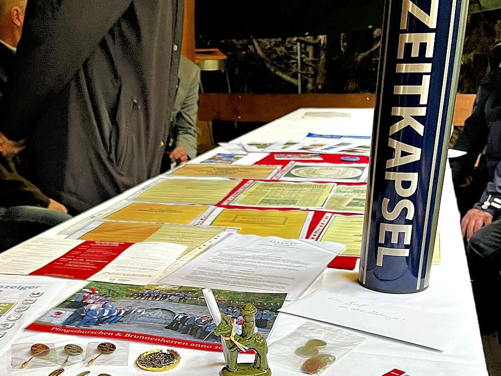 Bevor die Zeitkapsel am 4. Oktober 2025 ins Denkmal kam, wurde ihr Inhalt  gezeigt.