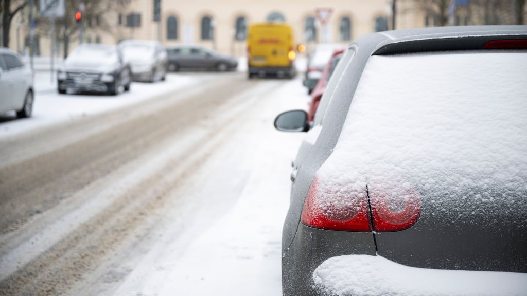 Vorsicht ist geboten: Gefrierender Regen lässt die Straßen in Sachsen-Anhalt am Wochenende glatt werden.