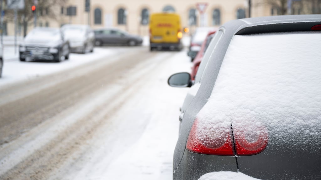 Vorsicht ist geboten: Gefrierender Regen lässt die Straßen in Sachsen-Anhalt am Wochenende glatt werden.