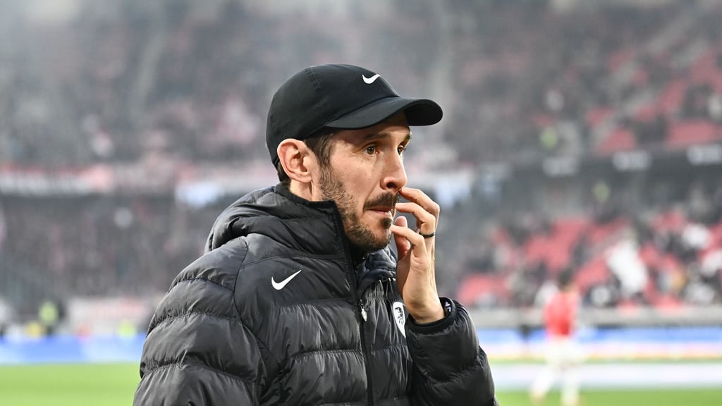 Freiburgs Coach Julian Schuster fragt sich, warum Gegner Werder Bremen den Trainer gewechselt hat. (Archivbild)