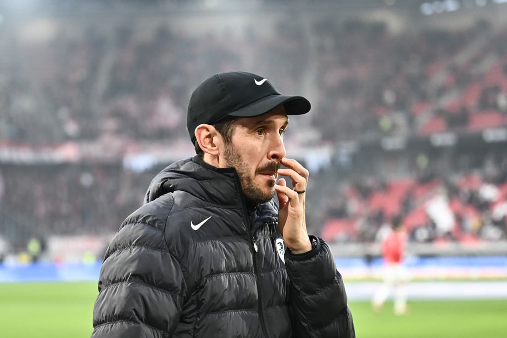 Freiburgs Coach Julian Schuster fragt sich, warum Gegner Werder Bremen den Trainer gewechselt hat. (Archivbild)