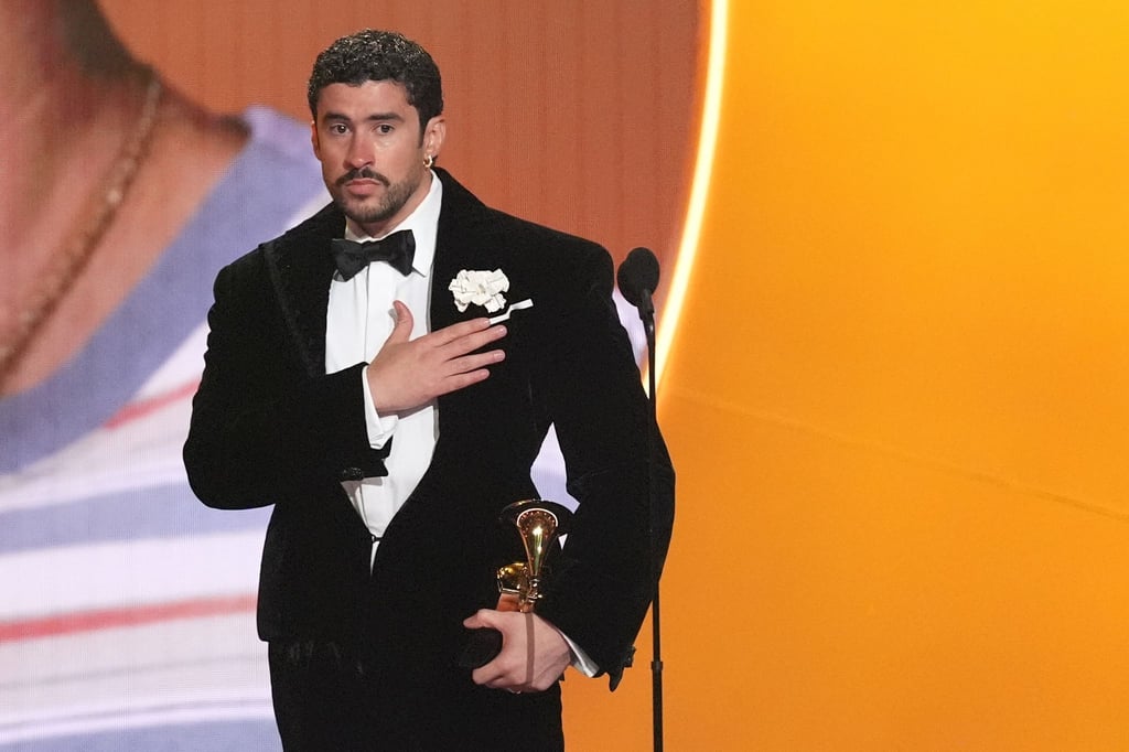 Bad Bunny nimmt den Preis für das Album des Jahres für „DeBÍ TiRAR MáS FOToS“ bei den Grammy Awards entgegen ‒ und zeigt dabei, wo seine Heimat Puerto Rico liegt. (Archivbild)