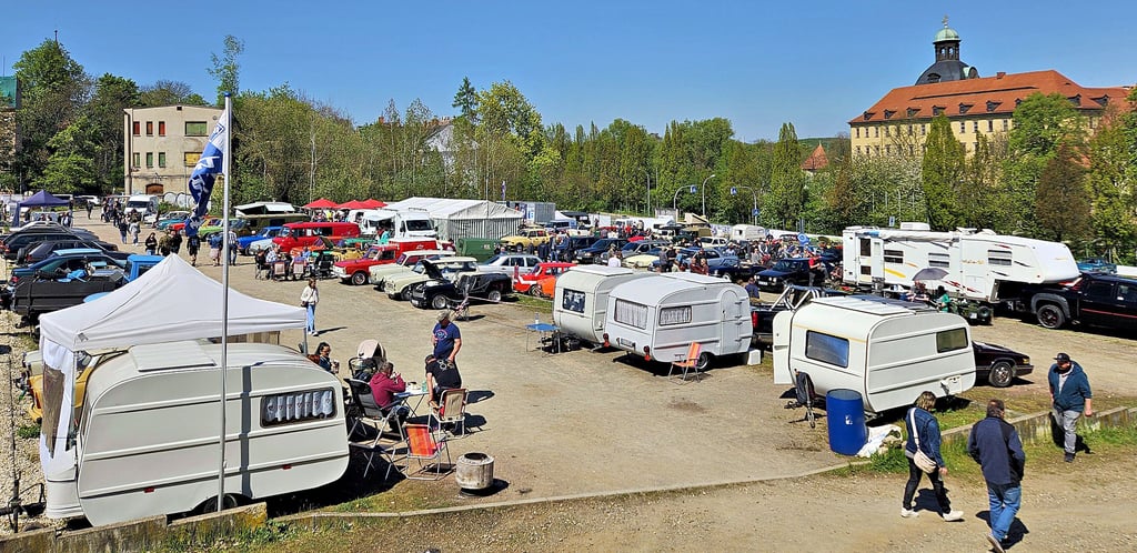 Beim Oldtimertreffen im vergangenen Jahr füllten historische Fahrzeuge den Parkplatz am Schlosspark in Zeitz – und auch 2026 soll das Spektakel wieder stattfinden. Die Planung läuft bereits auf Hochtouren.
