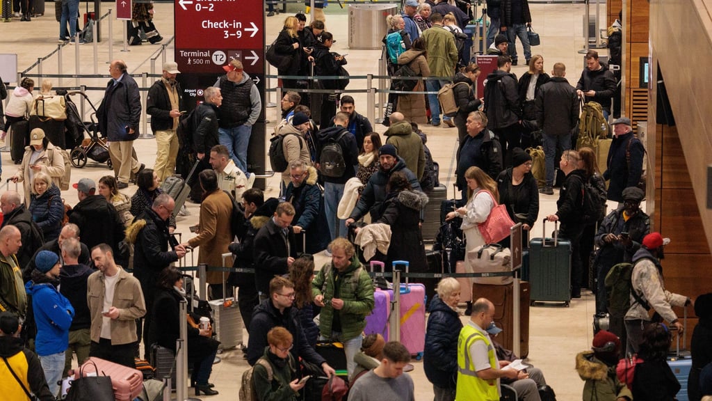 Hunderte Reisende warteten am Morgen auf ihren Flug.