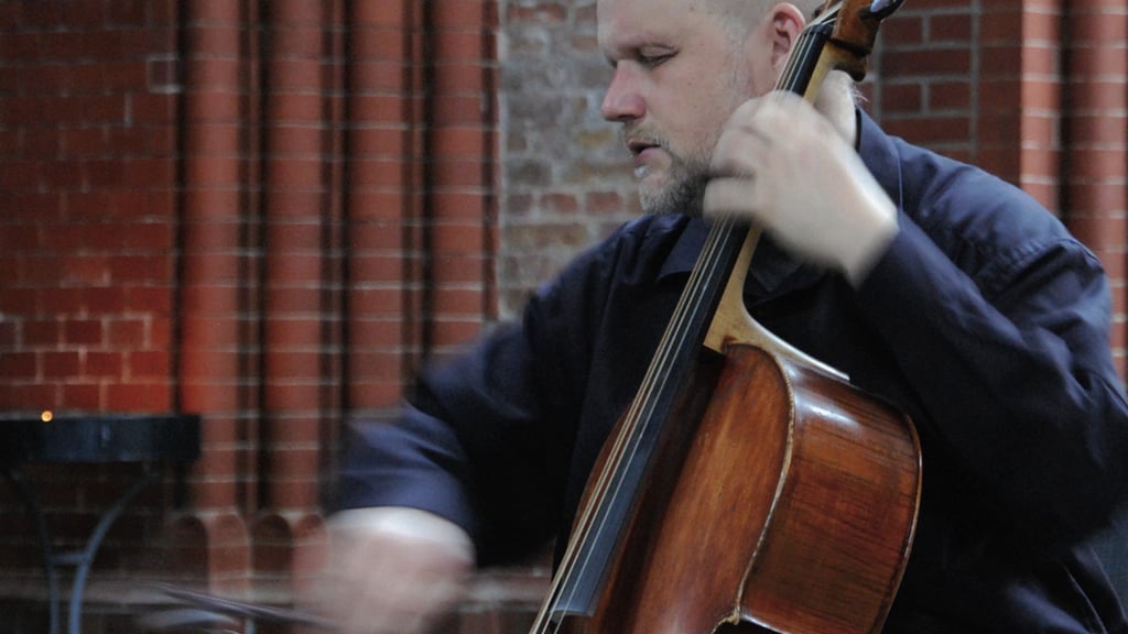 Ludwig Frankmar ist mit seinem Cello zu Gast auf der Huysburg.