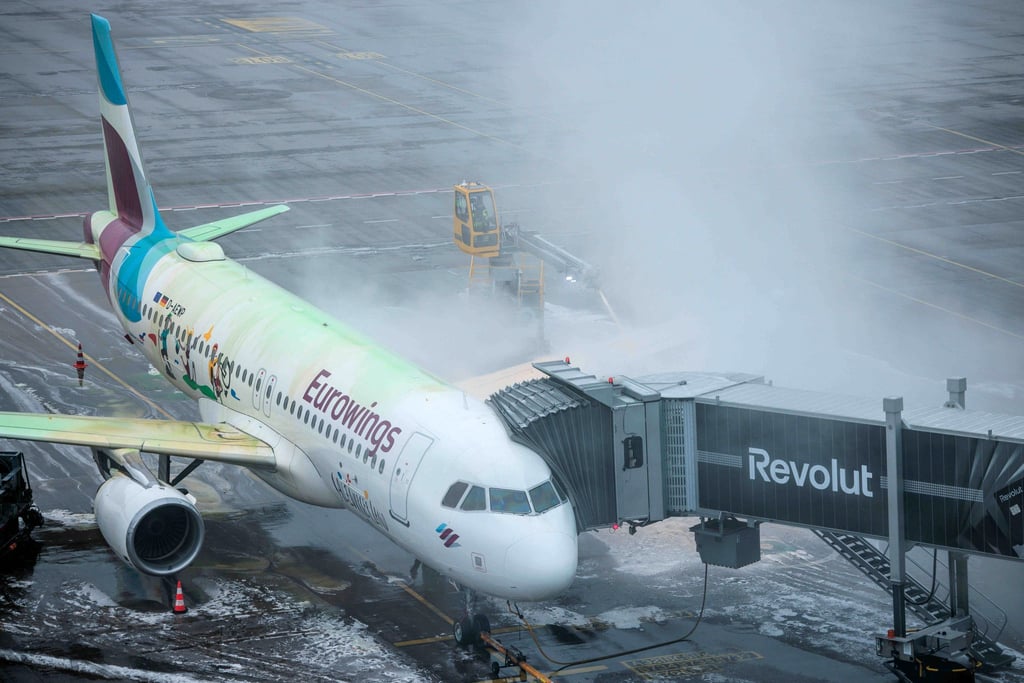 Aufgrund der Witterungen dauert das Enteisen der Maschinen derzeit noch deutlich länger als sonst.