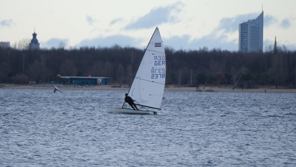 Der Cospudener See bei Leipzig: Wo aktuell vorwiegend Segelboote und Paddler unterwegs sind, sollen bald pauschal auch Motorboote erlaubt sein. (Archivbild)