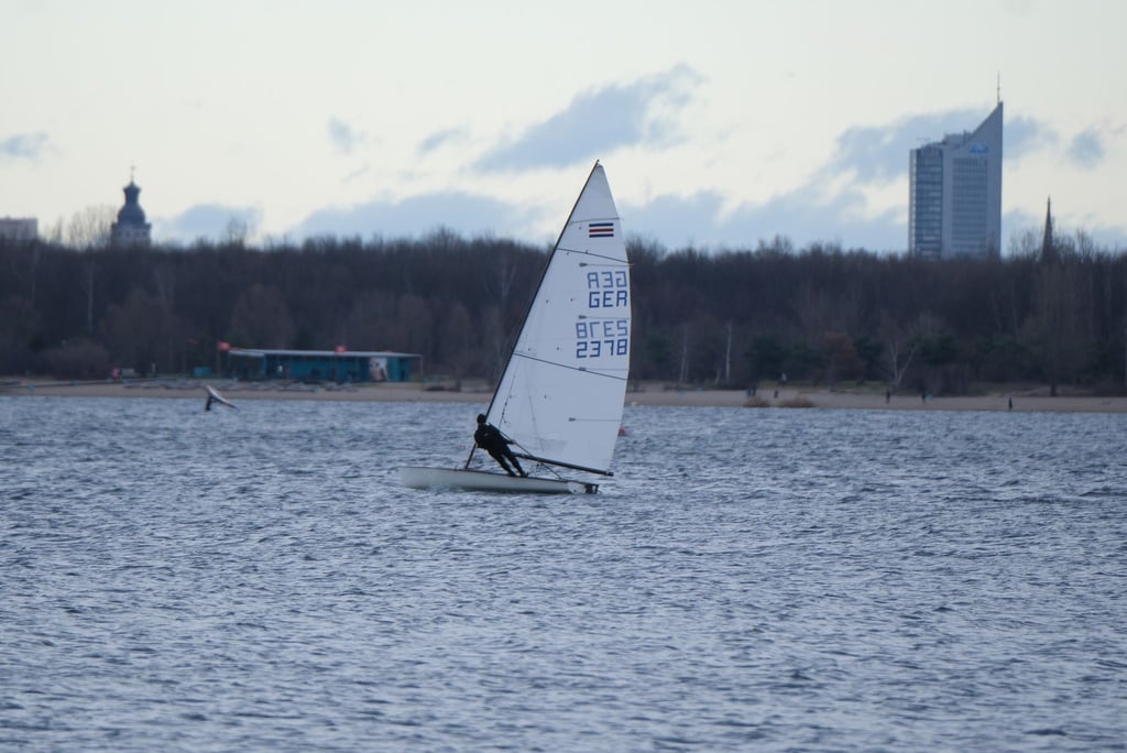Der Cospudener See bei Leipzig: Wo aktuell vorwiegend Segelboote und Paddler unterwegs sind, sollen bald pauschal auch Motorboote erlaubt sein. (Archivbild)