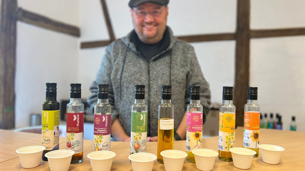 Dietmar Niemierza mit einer Auswahl seiner Öle.
