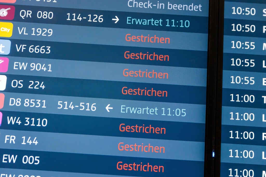 Da geht kaum noch was: Eisregen legt den Hauptstadtflughafen BER lahm.