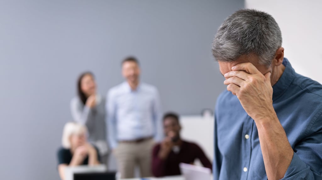 Mobbing gibt es auch am Arbeitsplatz. Häufig werden dort Menschen zu Opfern der Ausgrenzung, die auch schon als Kinder Mobbingerfahrungen gemacht haben.