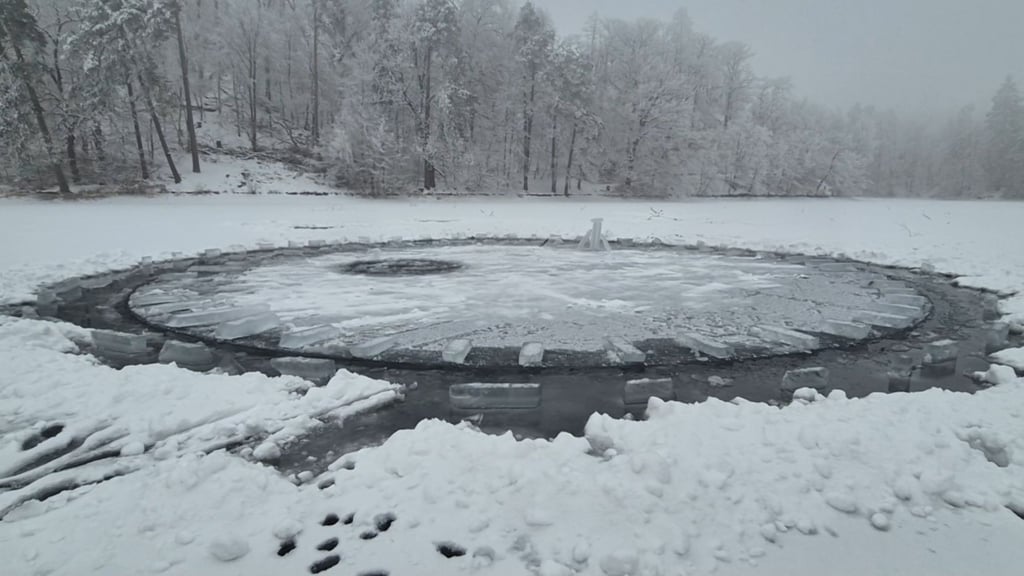 Was ist das denn? Auf dem zugefrorenen Kunstteich in Ballenstedt schwimmt seit ein paar Tagen ein Eiskarussell. 