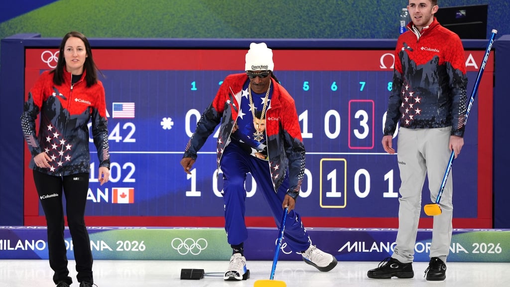 Snoop Dogg (M.) probierte sich im Curling aus.