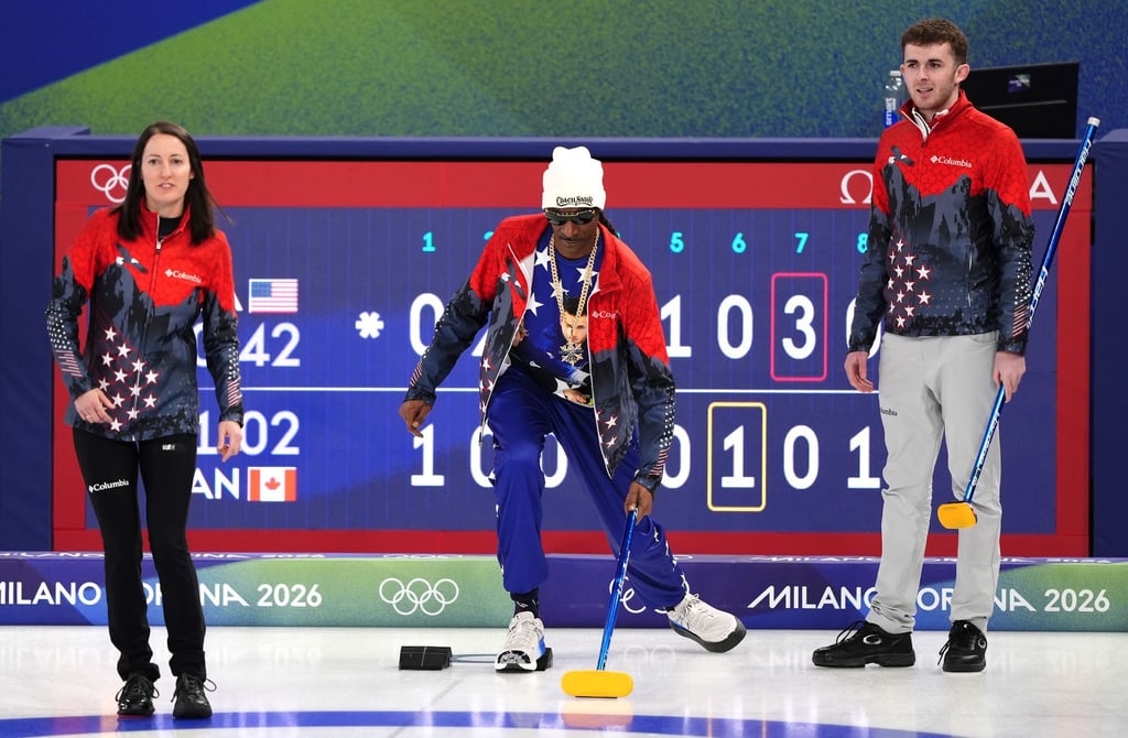 Snoop Dogg (M.) probierte sich im Curling aus.