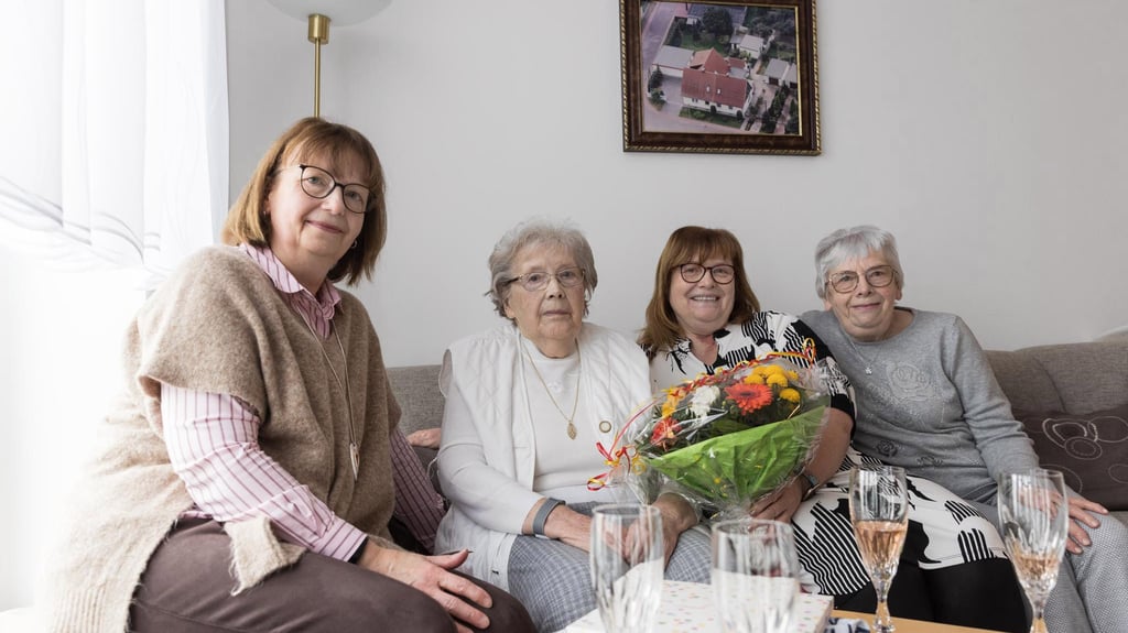 Edeltraut Koch (2. v. l.) feiert ihren 90. Geburtstag in Haldensleben gemeinsam mit ihren drei Töchtern. 