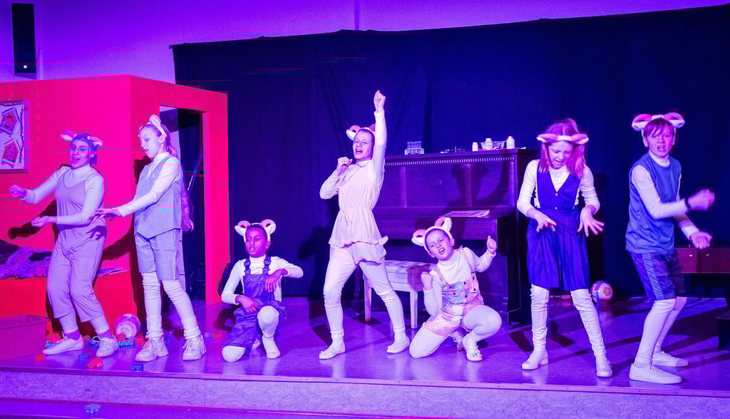 Die Mutter ist einkaufen, endlich sturmfreie Bude – und die sieben Geißlein rocken kräftig ab. 