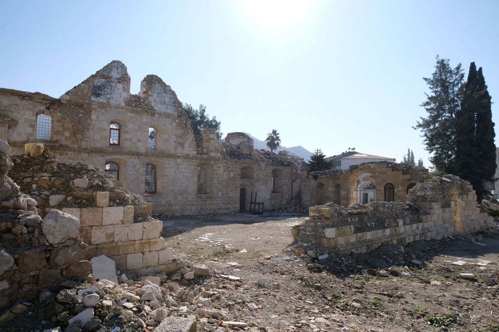 Nur einige Mauern der Kirche hielten dem verheerenden Beben stand