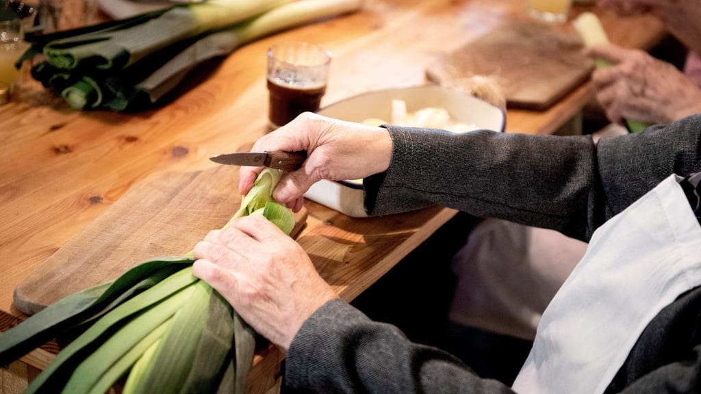 Bei drohendem Untergewicht helfen gesunde Nährstoffe - und das gemeinsame Kochen und Essen mit Familie oder Freunden.