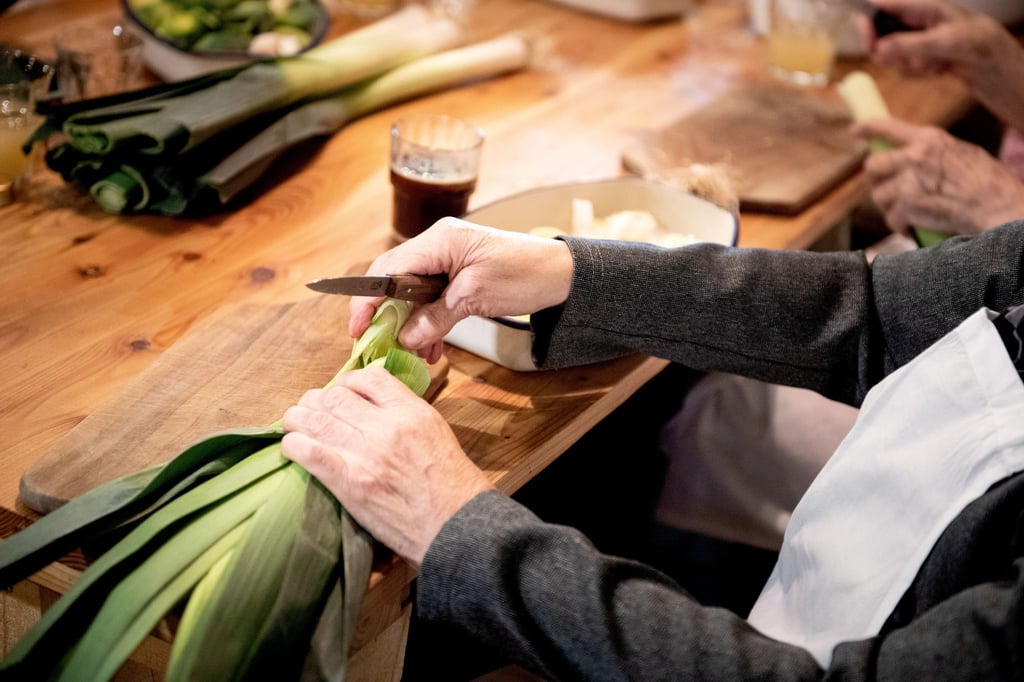 Bei drohendem Untergewicht helfen gesunde Nährstoffe - und das gemeinsame Kochen und Essen mit Familie oder Freunden.
