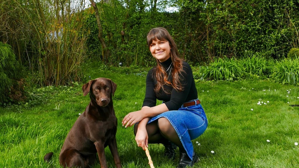 Yana Bender forscht an der Universität Jena zu Beziehungen zwischen Hunden und Menschen. Hier im Bild: die Psychologin mit Hündin Maja