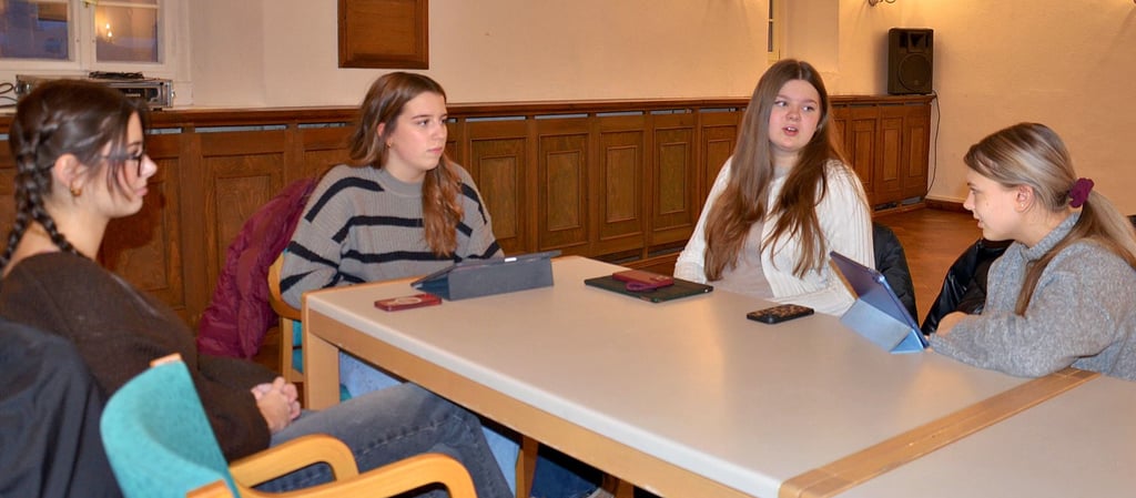Sie machen sich um das Staßfurter Jugendleben Gedanken. Während der ersten 2026-er Sitzung des Jugendbeirats Marie Lärz (von links), Martha Czuratis, Fiona Richter und Lucy Linge.
