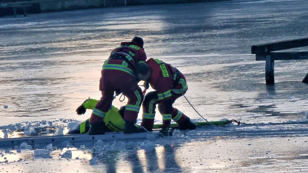 Die Feuerwehr übt die Rettung einer Person, die ins Eis eingebrochen ist.