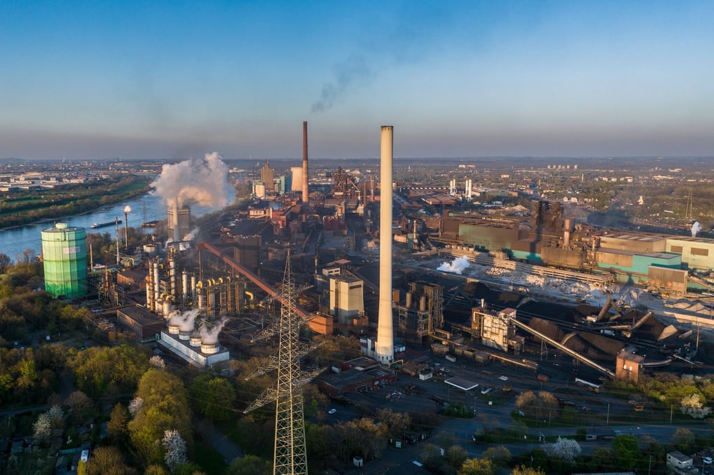 Der Stahlkonzern Salzgitter will das Gemeinschaftsunternehmen HKM in Duisburg komplett übernehmen. 2.000 Stellen sollen wegfallen. (Archivbild)