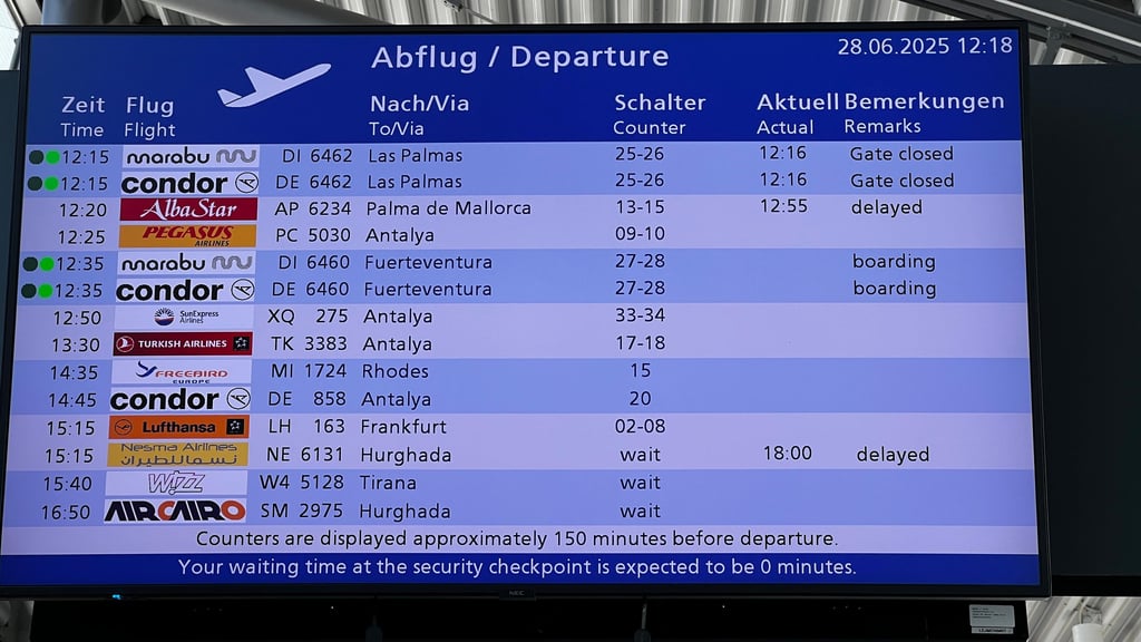 Ab in die Ferien. Doch der Flughafen Leipzig/Halle – hier die Abflugtafel im vergangenen Sommer – hat attraktive Verbindungen verloren. Nun will die Flughafengesellschaft gegensteuern.